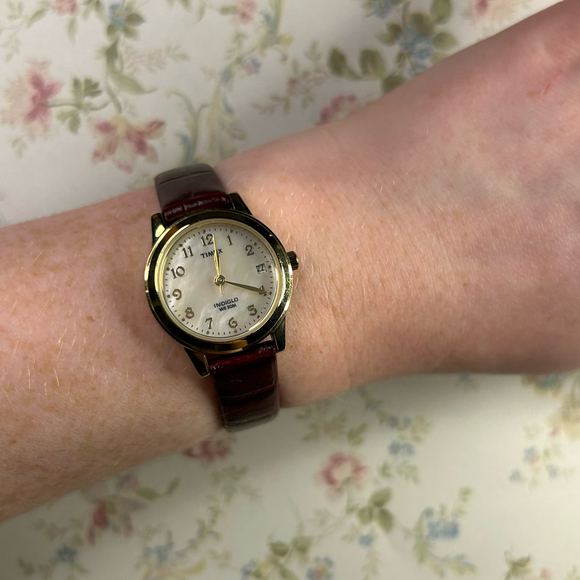 🐞Vintage Deep Red Snakeskin Inspired Iridescent Watch🐞 - Picture 3 of 3